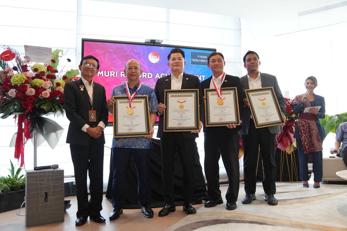 PAM JAYA berhasil meraih tiga Rekor Museum Rekor Dunia Indonesia (Muri) sekaligus penghargaan Human Capital Award 2026 atas inovasi dan transformasi yang dilakukan perusahaan.