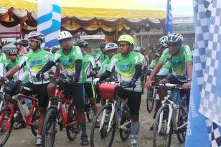 Peseta Jelajah Sepeda Sabang-Padang bersiap menuju Samosir dari Subulussalam, Aceh Selatan, Jumat (6/9/2013). Mereka akan menempuh jarak 176 kilometer.