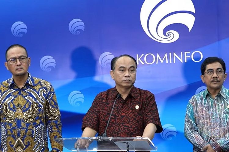Menteri Komunikasi dan Informatika Budi Arie Setiadi (tengah)