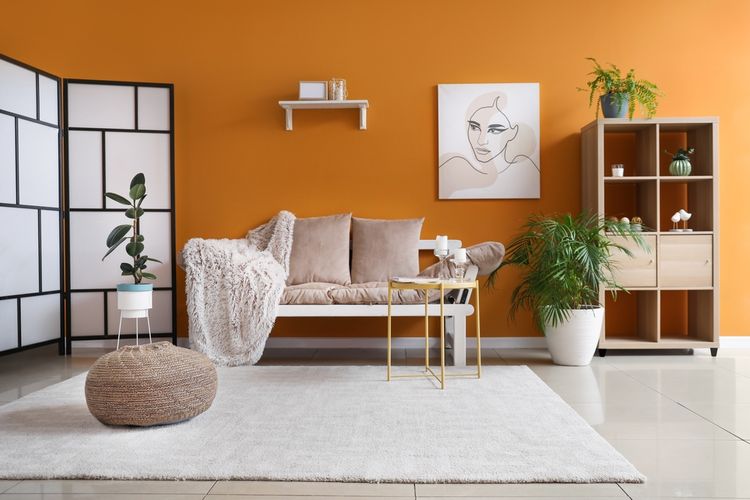 Ilustrasi ruang keluarga dengan warna cat dinding oranye.