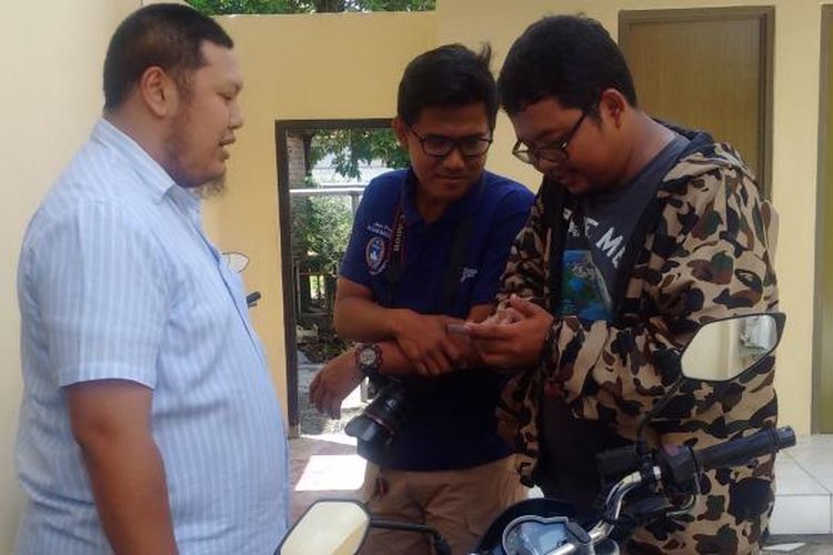 Anggota DPRD Kota Madiun dari PDIP, Andi Raya memberikan keterangan kepada pers disela-sela pemeriksaan tim penyidik KPK di Gedung Bhara Makota Polres Madiun Kota, Kamis ( 23 / 2 / 2017).