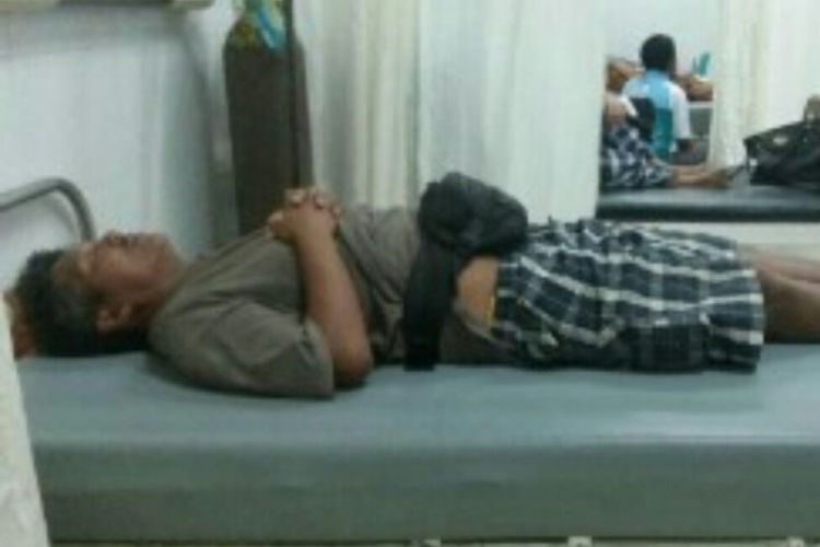 Sebastian Hutabarat, korban dugaan penganiayaan di Desa Silimalombu, Kecamatan Onanrunggu, Kabupaten Samosir saat diambil visum di RSU Hadrianus Sinaga, Kabupaten Samosir, Selasa (15/8/1017).