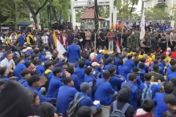 Tuntut Penghentian MBG dan Pembatalan Kenaikan Harga BBM, Ratusan Mahasiswa Kepung DPRD Kalsel