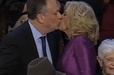 Foto Viral Istri Joe Biden Cium Bibir Suami Wapres AS Kamala Harris
