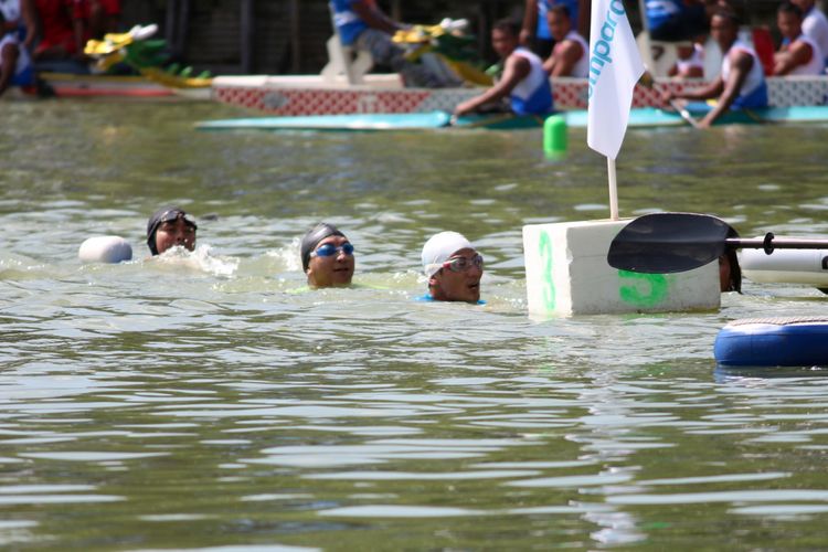 Wakil Gubernur DKI Jakarta Sandiaga Uno berenang saat adu cepat melawan Menteri Kelautan dan Perikanan Susi Pudjiastuti di Danau Sunter, Jakarta Utara, Minggu (25/02/2018). Festival tersebut diadakan untuk menjawab tantangan Menteri Kelautan dan Perikanan Susi Pudjiastuti agar Gubernur DKI Jakarta Anies Baswedan dan Sandiaga menjadikan Danau Sunter seperti di Geneva, Swiss. 