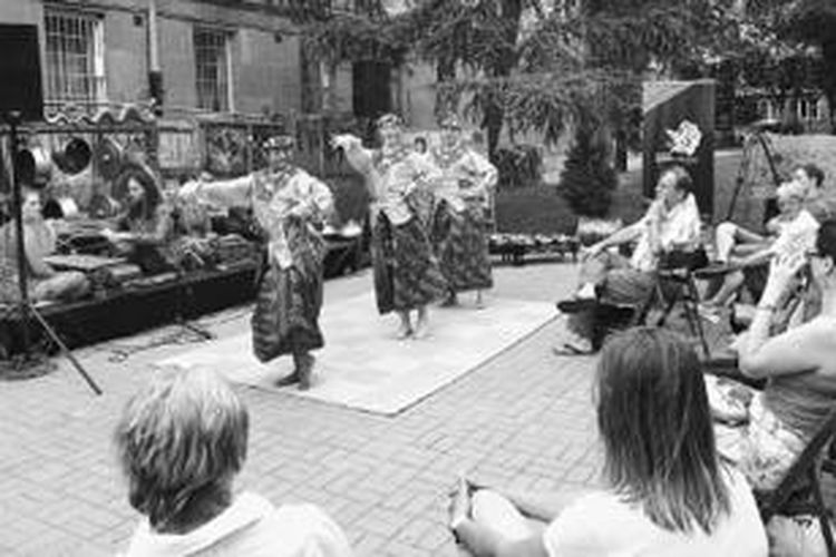 Kelompok Gamelan Warsawa, yang hampir semua anggotanya warga negara Polandia yang pernah bersekolah di Indonesia, mementaskan ragam kebudayaan Indonesia dalam penampilan mereka di Warsawa, Polandia, Jumat (5/7/2013). 