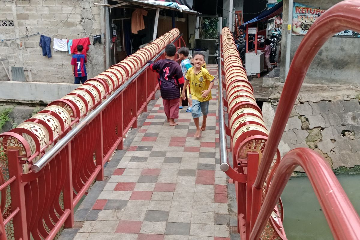 Tak Ada Taman, Anak-anak Petojo Binatu Main di Atas Jembatan