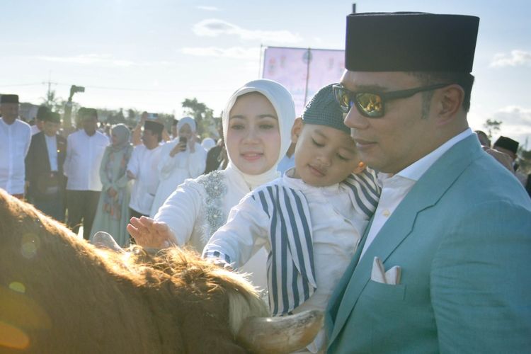 Gubernur Jawa Barat (Jabar) Ridwan Kamil menyerahkan hewan kurban berupa satu ekor sapi berjenis ras simmental dengan bobot 980 kilogram (kg) kepada Lurah Cimincrang, Kecamatan Gedebage, Kota Bandung.
