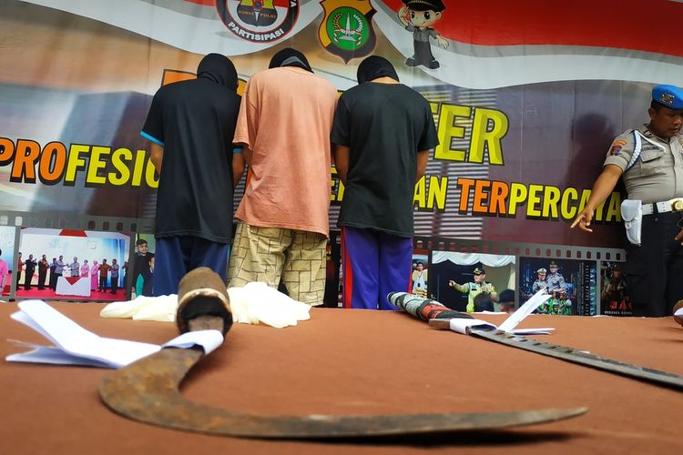 Tiga pelajar SMK yang menganiaya dan membunuh lawan tawurannya di Sawangan, Depok, Jawa Barat, Kamis (31/1/2020) ditahan polisi bersama barang bukti celurit yang dipakai saat bertempur, Kamis (6/2/2020).