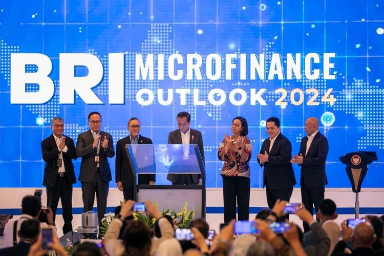 Jokowi dan sejumlah menteri yang ada di BRI Microfinance Outlook 2024. 