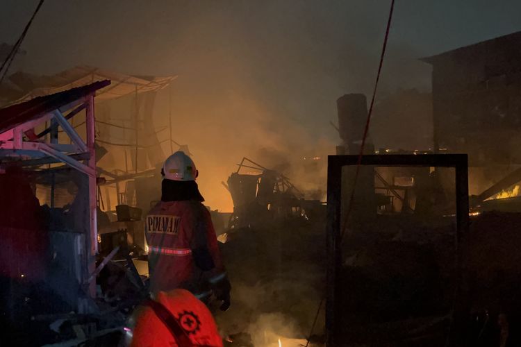 Gudang Mebel di Joglo Jakbar Terbakar, Warga Dengar Suara 