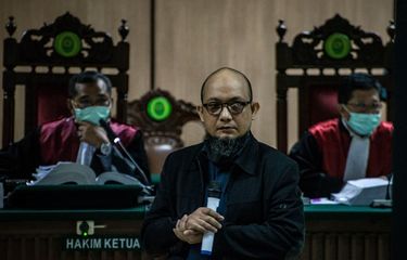 Penyidik KPK Novel Baswedan (tengah) selaku korban menjadi saksi dalam sidang lanjutan kasus penyiraman air keras terhadap dirinya dengan terdakwa Ronny Bugis dan Rahmat Kadir Mahulette di Pengadilan Negeri Jakarta Utara, Jakarta, Kamis (30/4/2020). Sidang tersebut beragenda mendengarkan keterangan saksi. ANTARA FOTO/Aprillio Akbar/nz