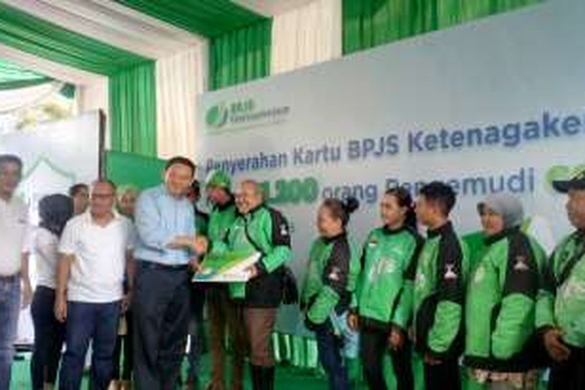 Gubernur DKI Jakarta Basuki Tjahaja Purnama dalam pemberian kartu BPJS Ketenagakerjaan kepada pengemudi Gojek di KantorPusat BPJS Ketenagakerjaan Jakarta (17/04/2016)