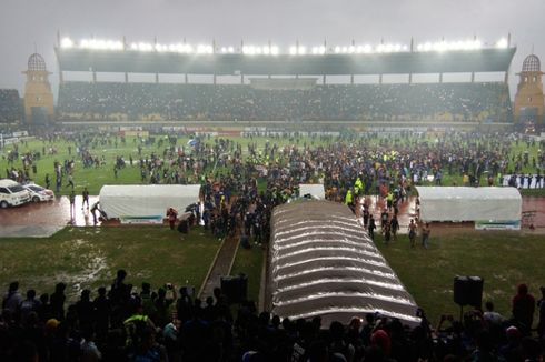 Persib Kalah di Laga Pamungkas, Bobotoh Turun ke Lapangan Stadion SJH