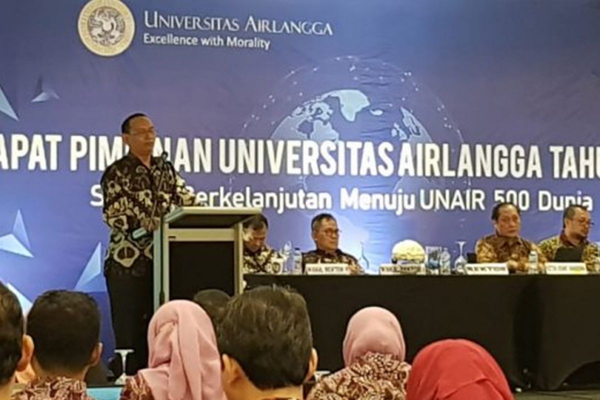 Rektor UNAIR Prof. Nasih saat membuka dan memberikan arahan pada Rapat Pimpinan Unair 2019 di Bali (17/1/2019).