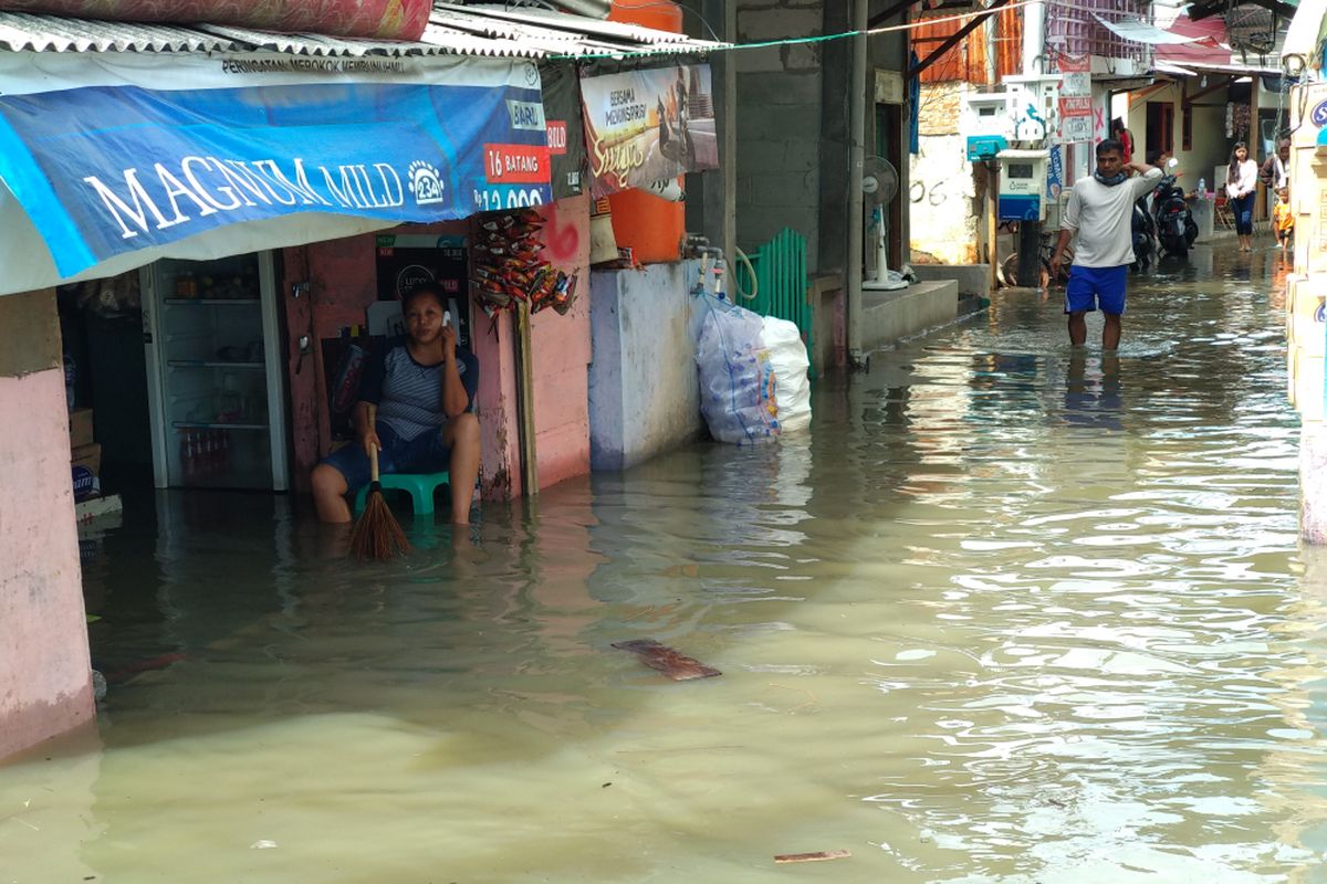 Kondisi kampung Nelayan, Muara Angke, Rabu (6/12/2017). Warga kampung Nelayan kembali tergenang air rob akibat posisi rumah yang rendah serta kurangnya saluran air untuk air mengalir