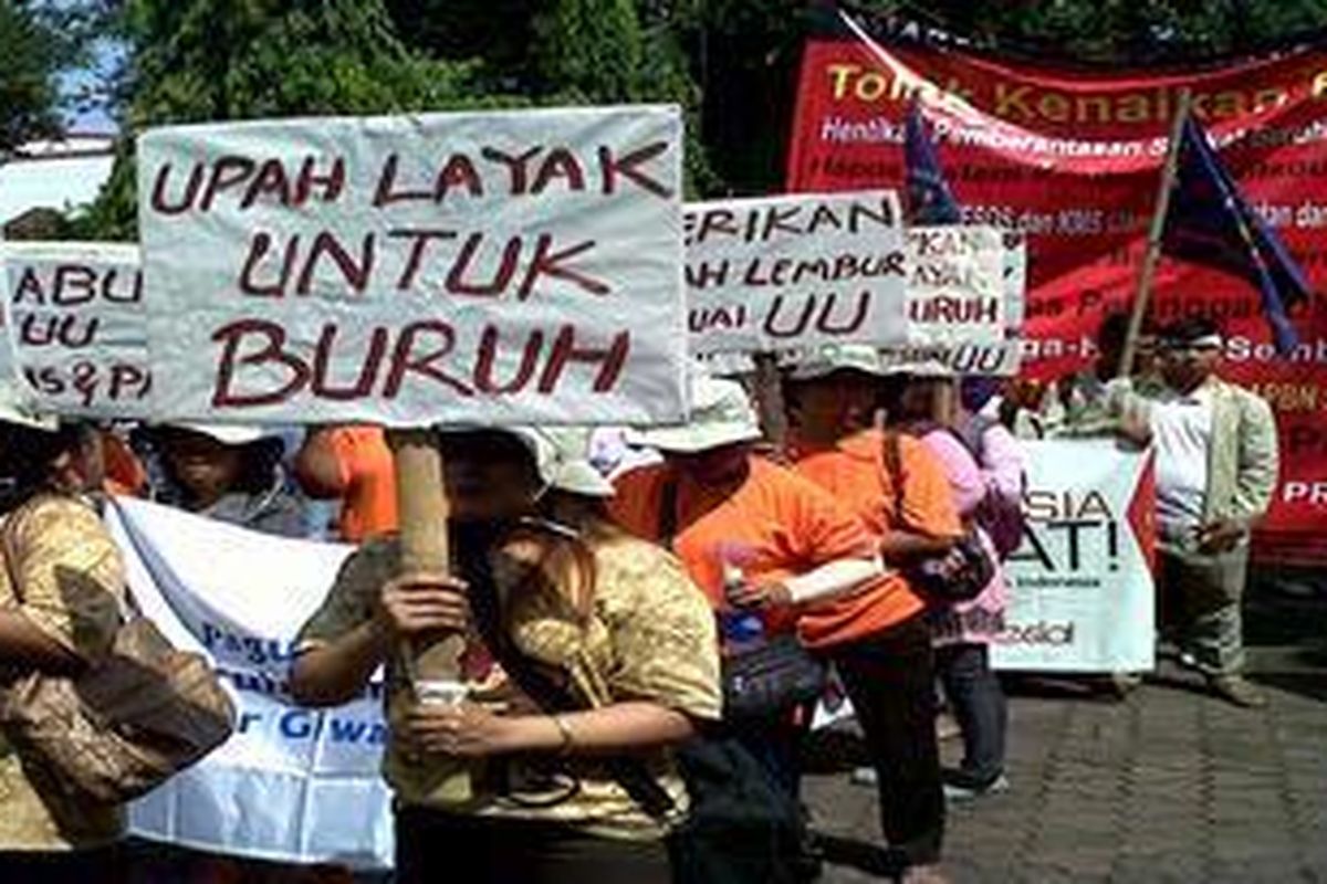 Demo buruh di DPRD Yogyakarta, berlangsung damai, Selasa (1/5/2012).