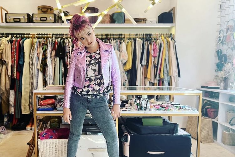 Penampilan Marshanda dengan warna rambut yang unik dan berani.