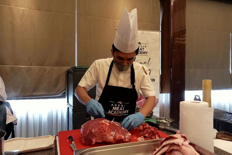 Peserta sedang mengolah daging sapi dari Australia pada Grand Final National Butchery and Cooking Competition, Rabu (23/11/2022).