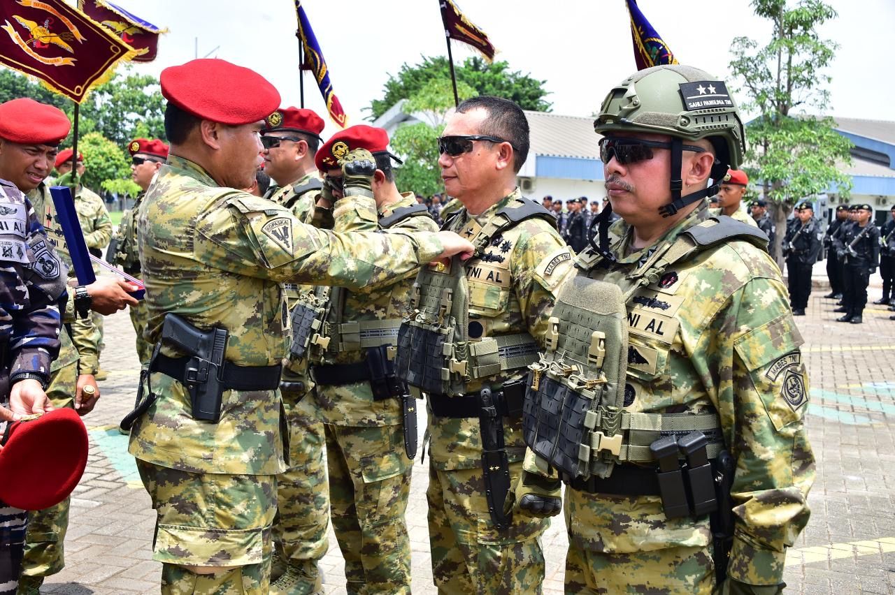 KSAL Sematkan Brevet Kehormatan Kopaska ke 8 Perwira Tinggi TNI AL