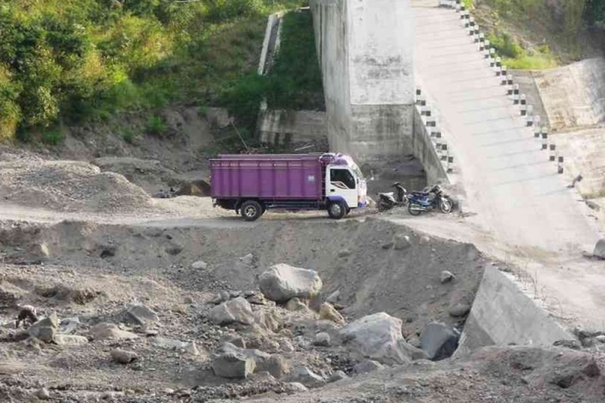 Tinggi pasir menyamai tinggi jembatan Sabo Kali Apu