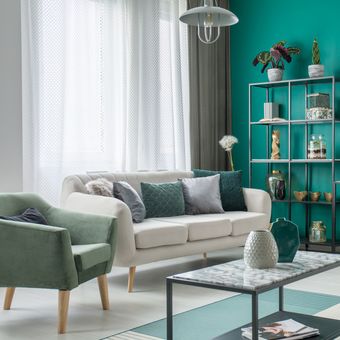 Ilustrasi ruang tamu dengan nuansa hijau zamrud 