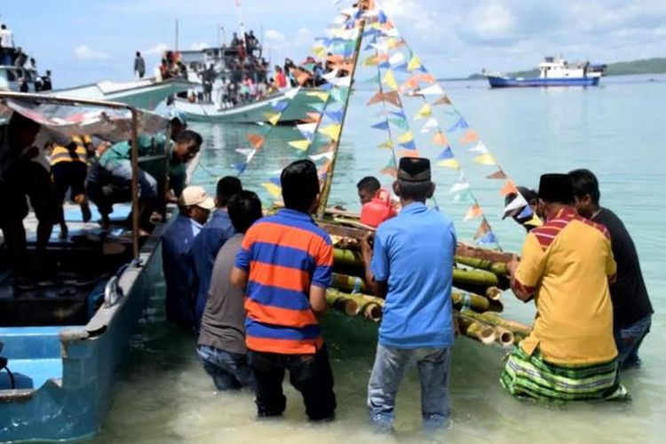 Tradisi Ritual Haroana Andala yang dilaksanakan masyarakat nelayan Kelurahan Bone-bone, Kecamatan Batupoaro, Kota Baubau, Sulawesi Tenggara, Senin (4/12/2017).