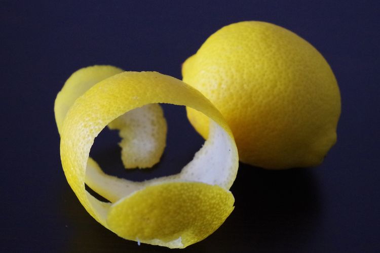 Ilustrasi kulit lemon. Kulit lemon memiliki banyak manfaat bagi tanaman, salah satunya membasmi hama kutu daun. 