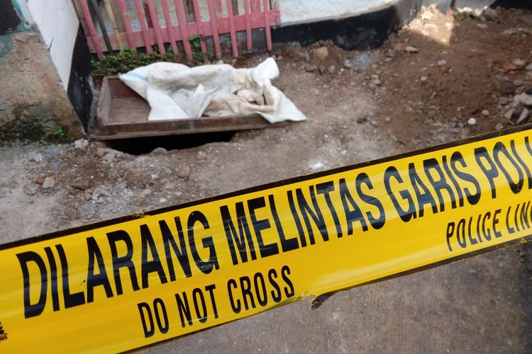 Lubang tempat ditemukan mayat anak berusia 2 tahun dalam halaman rumah Wowon di Kampung Babakan Mande, Desa Gunungsari, Kecamatan Ciranjang, Kabupaten Cianjur, Jawa Barat. Anak itu merupakan salah satu korban pembunuhan berantai Wowon cs.