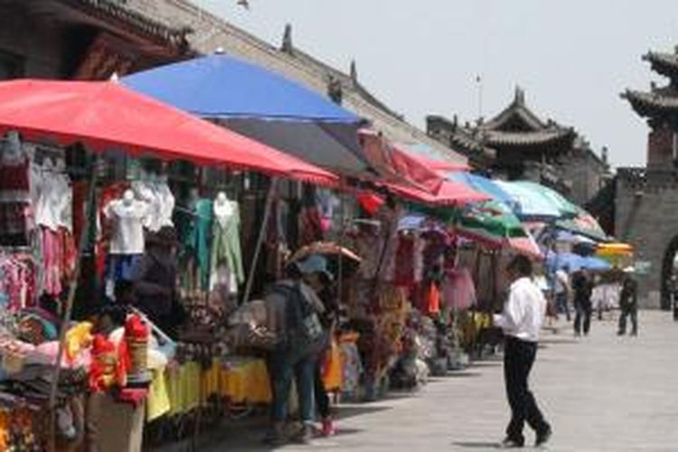 Deretan penjual suvenir di Pingyau, Tiongkok.
