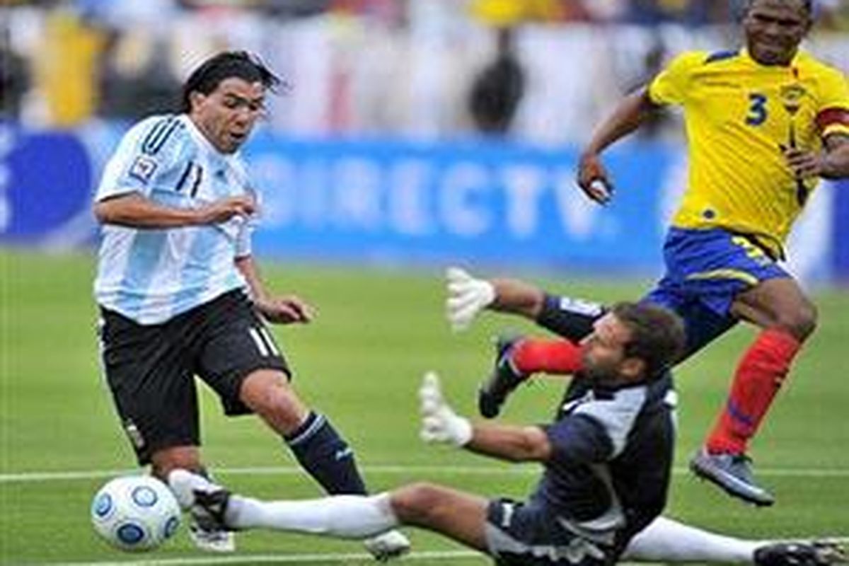 Penyerang Manchester United, Carlos Tevez (kiri) saat membela timnas Argentina dalam lanjutan babak kualifikasi Piala Dunia 2010 melawan Ekuador.