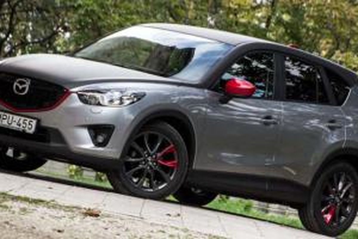 Aksentuasi merah membuat Mazda CX-5 terlihat semakin bergairah. 