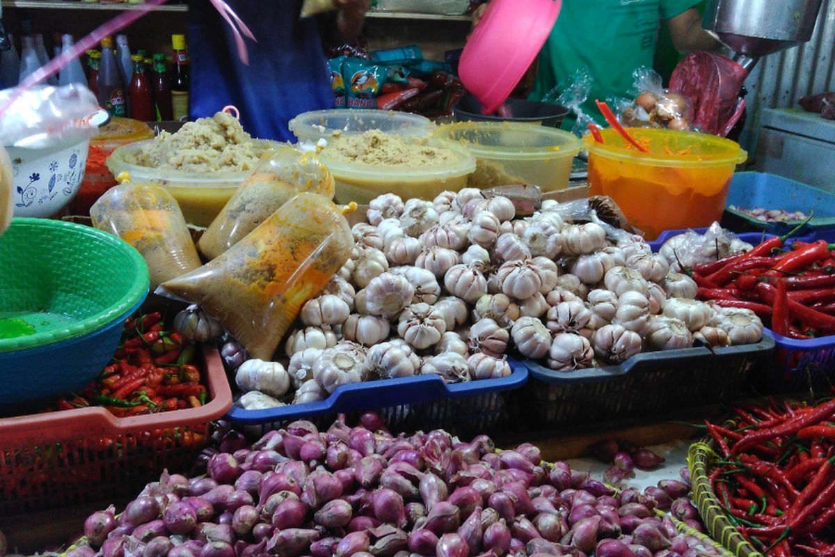 Harga Bawang Putih masih bervariatif di Jakarta, seperti di Pasar Pondok Labu, Jakarta Selatan mencapai Rp 35.000 per kilogam, dan di Pasar Minggu mencapai Rp 60.000 per kilogram, Senin (29/5/2017).