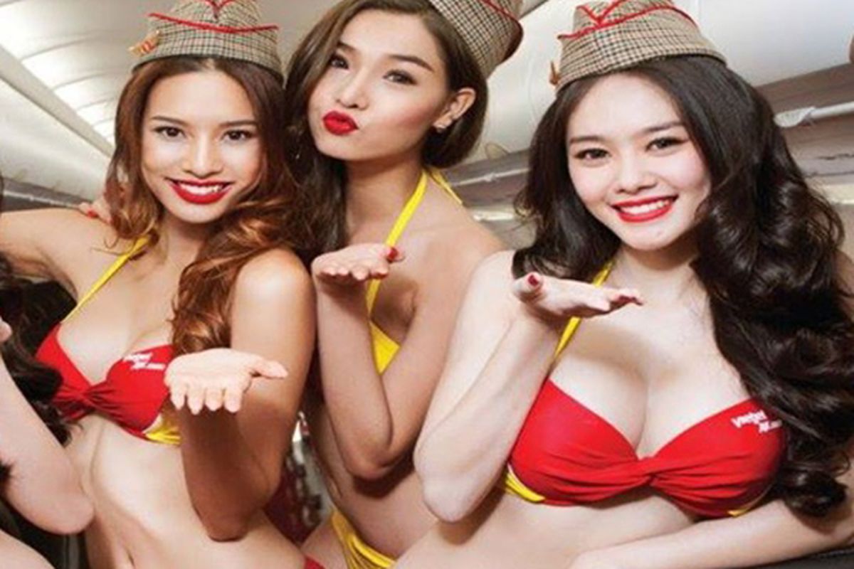 Pramugari VietJet Air berpose dengan bikini yang menjadi seragam dinas mereka.