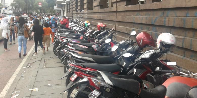 Selama libur lebaran, keuntungan tukang parkir di kawasan Kota Tua bisa mencapai Rp 3 juta, Rabu (30/7/2014).