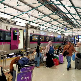 Suasana kesibukan sebuah stasiun di wilayah Daop 7 Madiun, Senin (23/3/2026)