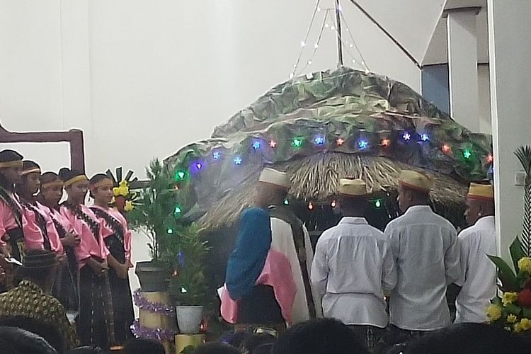 Umat lingkungan Lekolembo, Paroki Santo Arnoldus Janssen dan Santo Josef Freinademetz Waelengga membawa tradisi Embong saat perayaan malam Natal, Sabtu, (24/12/2022). (KOMPAS.com/MARKUS MAKUR)