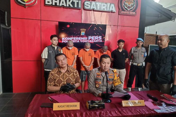 Komplotan pengganjal ATM saat diamankan Polresta Yogyakarta, Jumat (26/4/2026)