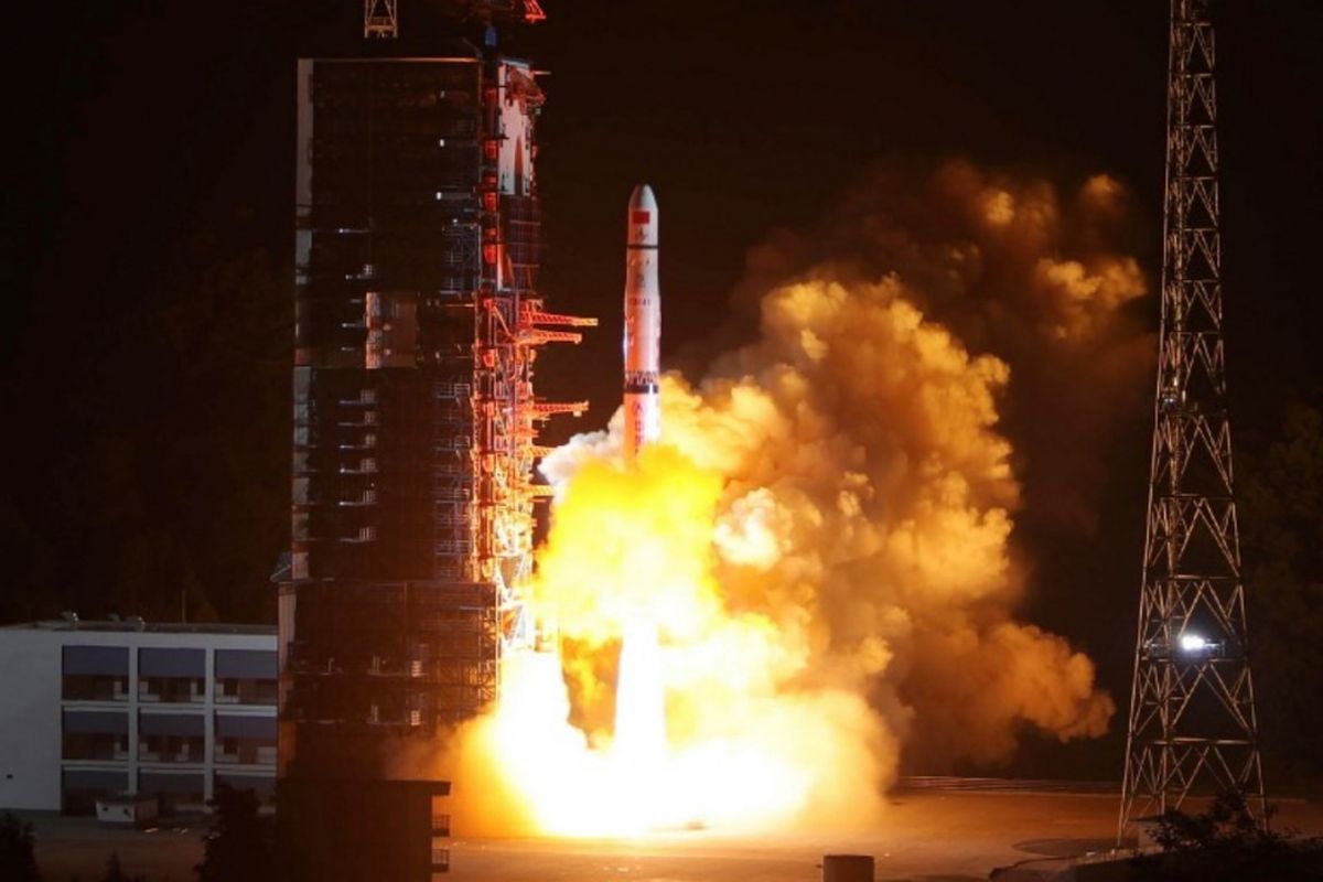 Roket Long March-4C meluncur dari pusat peluncuran Xichang barat daya membawa satelit Queqiao Magpie Bridge di Xichang, provinsi Sichuan barat daya China pada 21 Mei 2018. Satelit relai komunikasi ini memungkinkan untuk mengirim gambar dari sisi jauh Bulan yang belum pernah dieksplorasi sebelumnya.