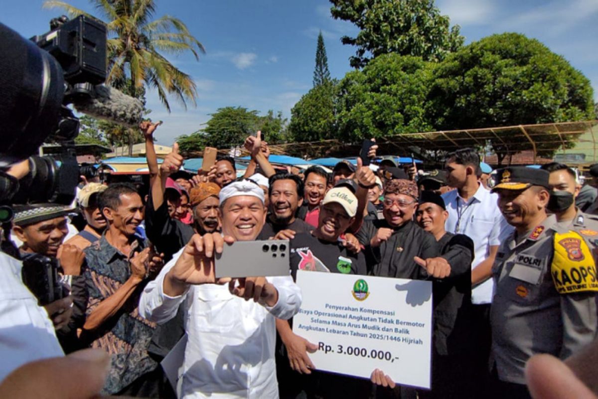 SELFIE. Gubernur Jawa Barat Dedi Mulyadi berfoto bersama warga dan penerima stimulus upah kerja usai secara simbolis menyerahkan stimulus upah kerja kepada kusir delman di Mapolres Garut, Kamis (20/03/2025)