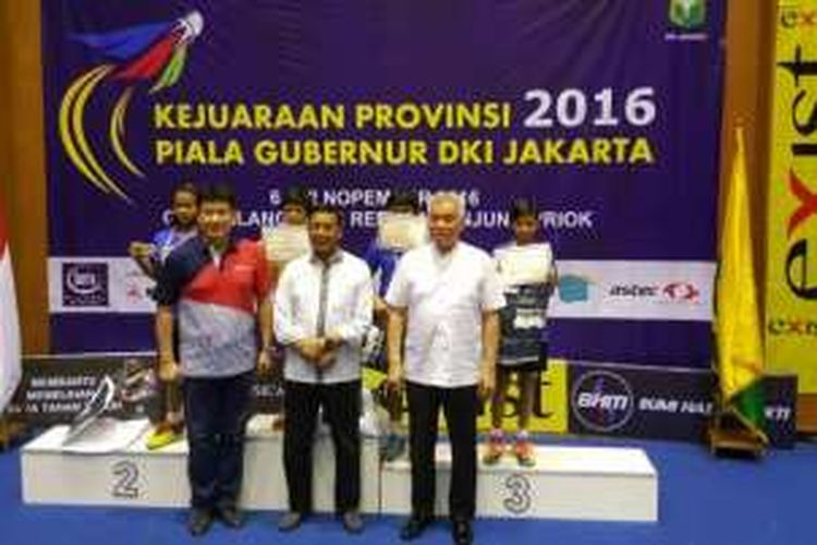 Menkopolhukam yang juga Ketua Umum PBSI Wiranto didampingi Ketua Pengprov PBSI DKI Jakarta Alex Tirta dan mantan pemain nasional sekaligus peraih emas tunggal putra Olimpiade 1992, Alan Budikusuma saat menyerahkan hadiah kepada para pemenang Kejuaraan Privinsi DKI Jakarta 2016