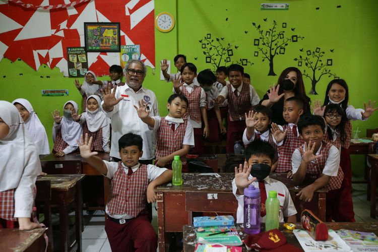 Ketua Komisi Nasional Perlindungan Anak (Komnas PA), Arist Merdeka Sirait dan Ketua Komnas Perlindungan Anak DKI Jakarta, Cornelia Agatha mengunjungi SDN Pondok Cina 1, Depok, Selasa (13/12/2022). Siswa SDN Pondok Cina 1 hanya belajar didampingi para orangtua siswa dan relawan akibat polemik penggusuran sekolah yang akan dialihfungsikan menjadi masjid raya.