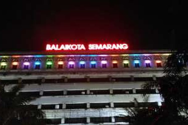 Balai Kota Semarang yang diterangi 17 lampu LED persembahan Philips Lighting Indonesia.