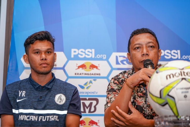 Pelatih Persidago Gorontalo, Romy Malamua, dalam sesi jumpa pers di Surabaya, Jumat (22/2/2019).