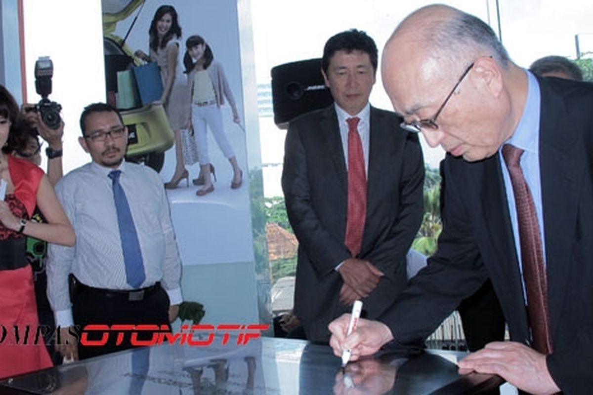 Hiroshi Harunari, Executive Vice President Mitsubishi Motors Corporation menandatangani prasasti PMM