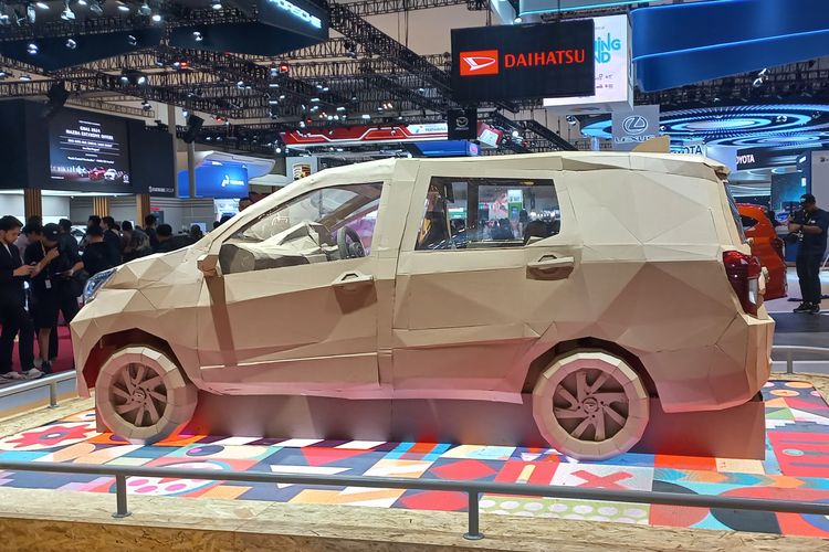 Karya seni Daihatsu Sigra Cardboard di GIIAS 2024