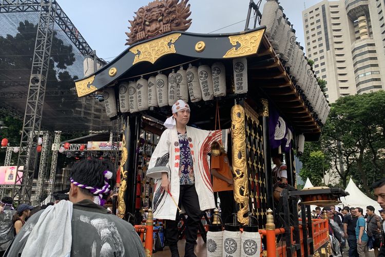 Omikoshi atau mikoshi merupakan tandu suci tradisional jepang yang digunakan dalam festival, termasuk Festival Jak-Japan Matsuri 2025. Masyarakat Jepang meyakini bahwa dewa sementara bersemayam di dalam omikoshi, sementara masyarakat mengusung dewa keliling kota.