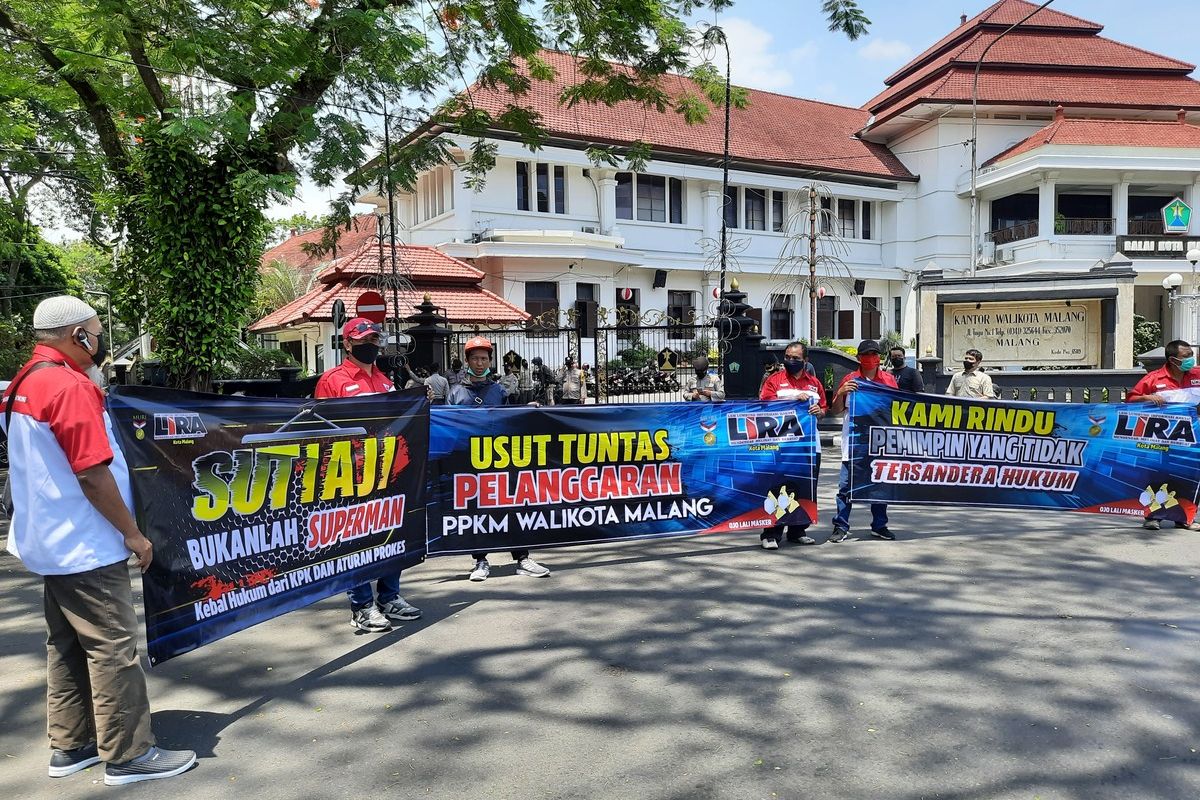 Sejumlah elemen masyarakat berdemontrasi di depan Balai Kota Malang tuntut wali kota Malang disanksi karena melanggar PPKM dengan gowes ke Pantai Kondang Merak, Kabupaten Malang, Rabu (22/9/2021).