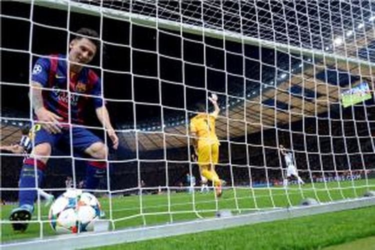 Lionel Messi mengambil bola yang masuk ke gawang Juventus pada final Liga Champions di Olympiastadion, Berlin, Sabtu waktu setempat atau Minggu (7/6/2015) dini hari.
