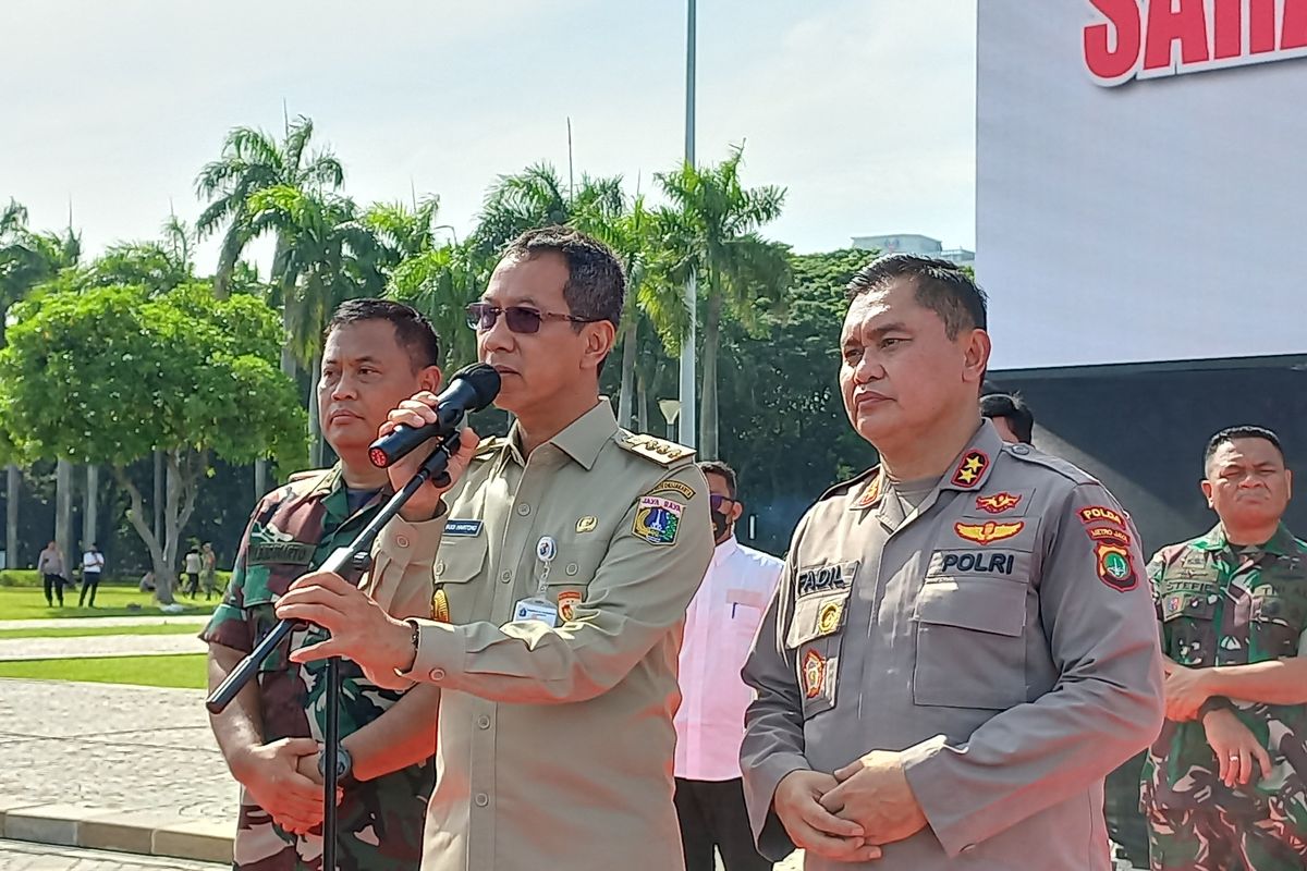 Penjabat Gubernur DKI Jakarta Heru Budi Hartono, Pangdam Jaya Mayor Jenderal Untung Budiharto, dan Kapolda Metro Jaya Inspektur Jenderal Fadil Imran menyampaikan dukacita atas musibah gempa bumi di Kabupaten Cianjur, Jawa Barat. Ungkapan duka cita itu diungkapkan Heru dalam acara sarapan bersama unsur tiga pilar se-Jabodetabek di Monumen Nasional, Jakarta Pusat, Rabu (23/11/2022) pagi.